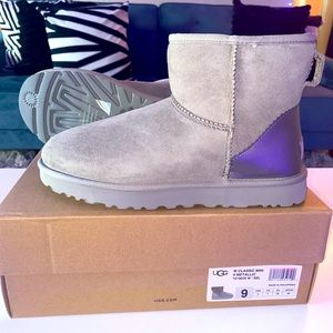 BRAND NEW Women’s Ugg Classic Mini II boots in color Metallic size 9